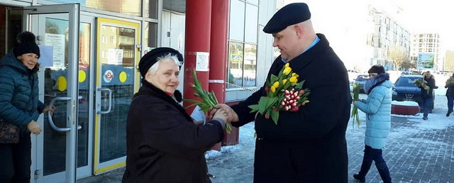 В Электрогорске прошла акция «Дарите женщинам цветы!»